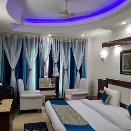 Hotel Tjs Grand Delhi  Extérieur photo