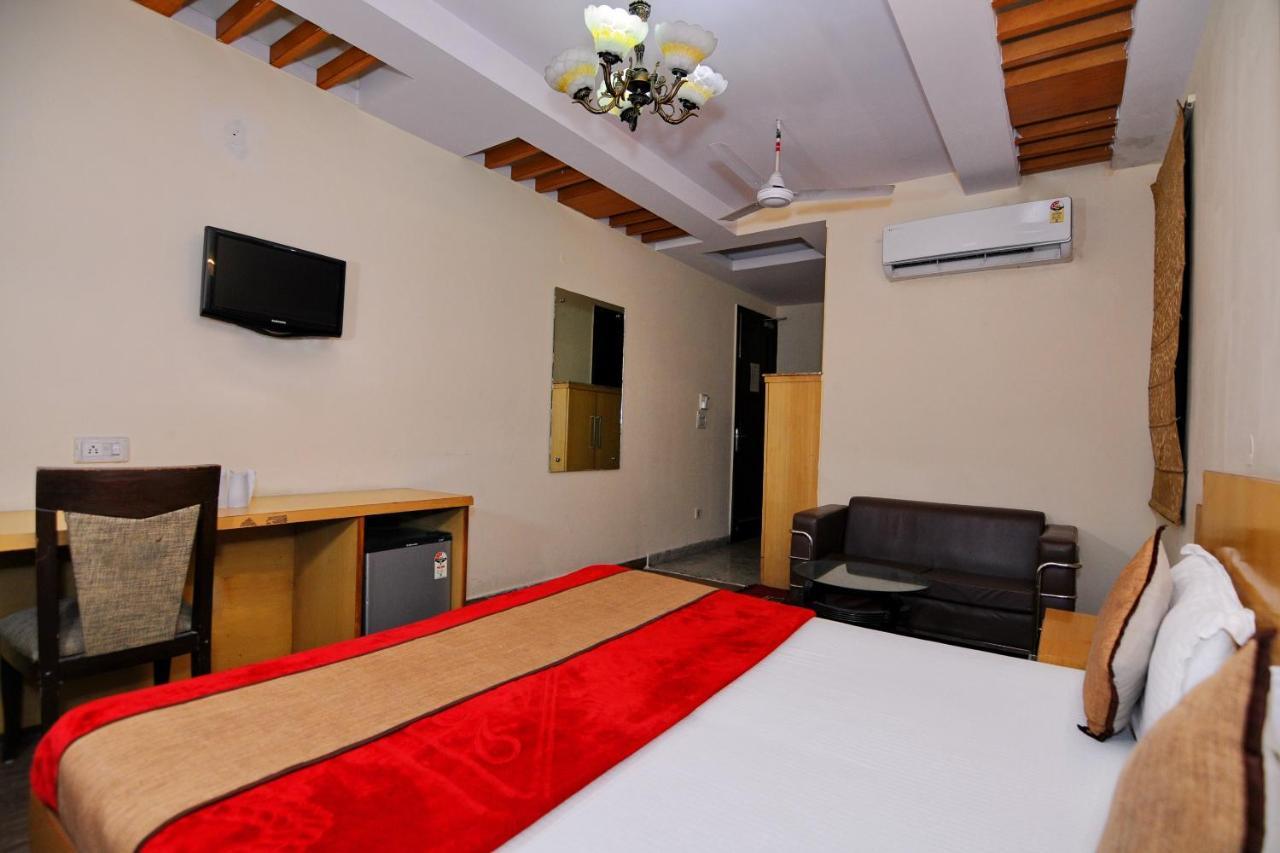 Hotel Tjs Grand Delhi  Extérieur photo