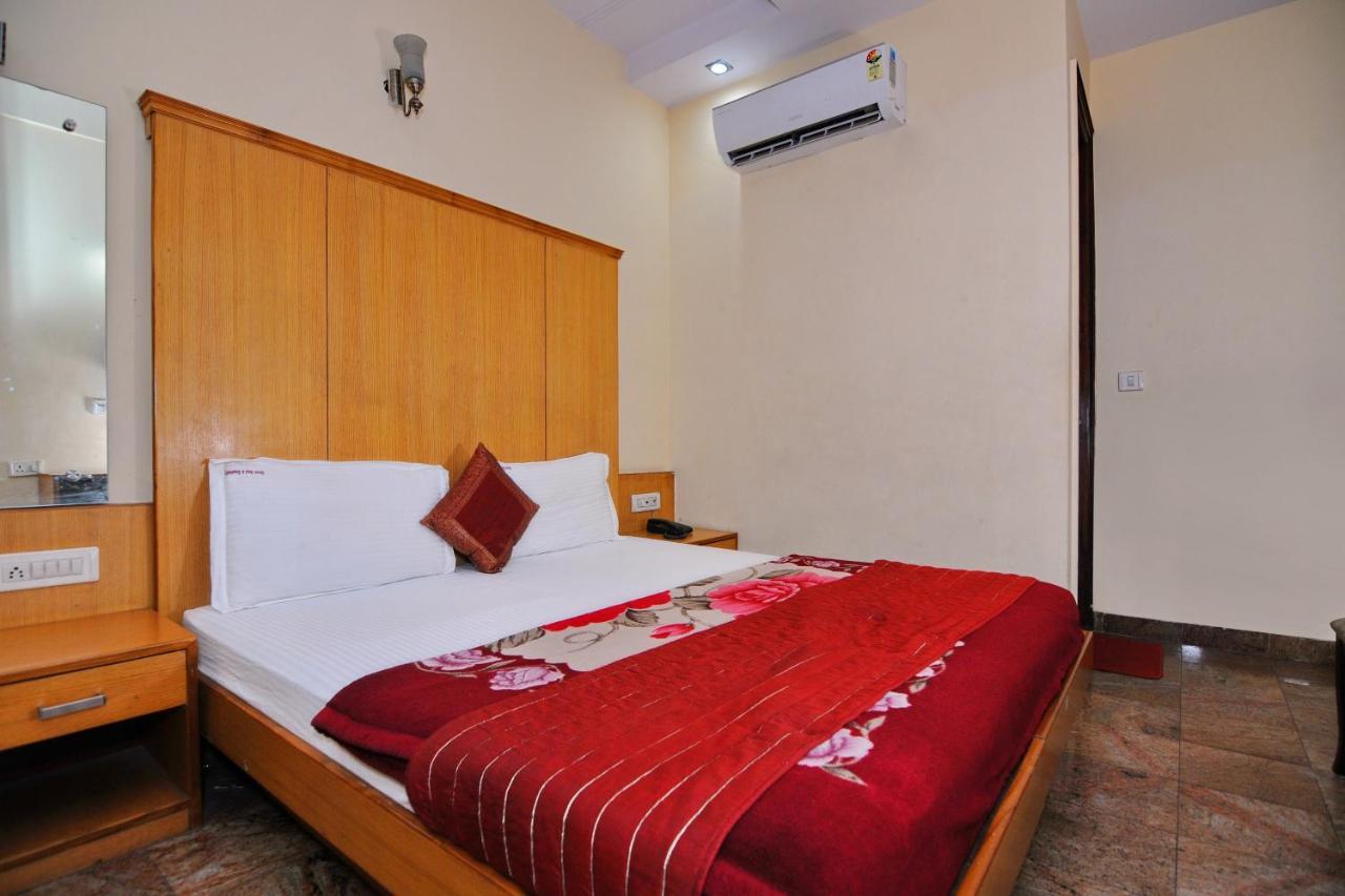 Hotel Tjs Grand Delhi  Extérieur photo