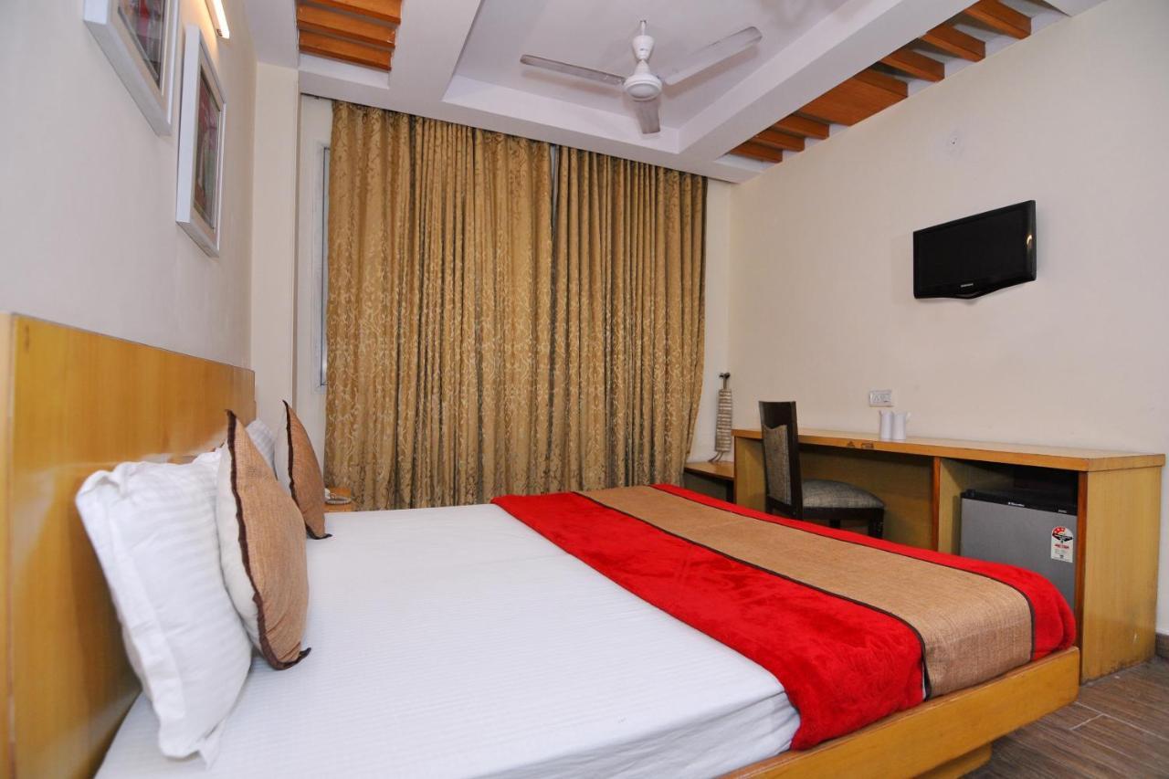 Hotel Tjs Grand Delhi  Extérieur photo