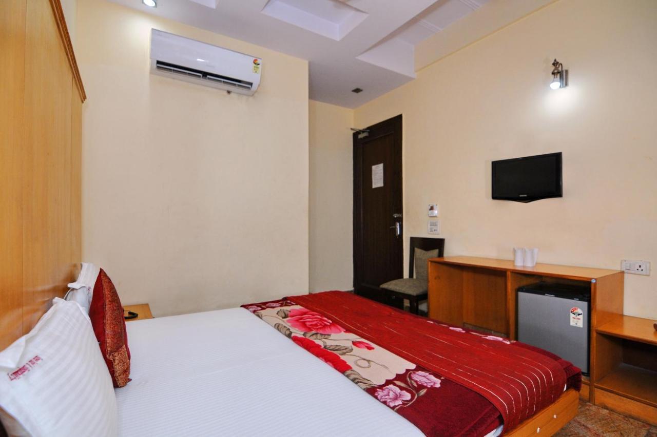 Hotel Tjs Grand Delhi  Extérieur photo