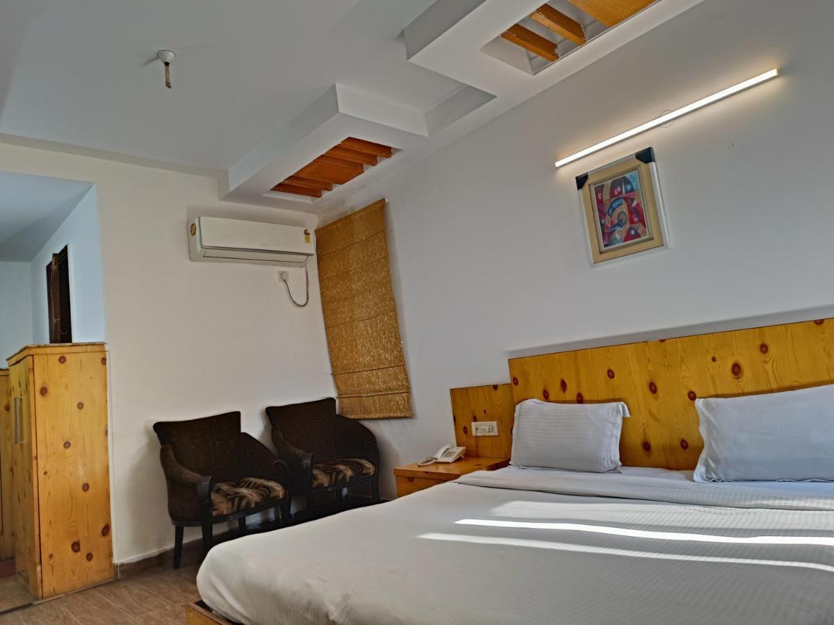 Hotel Tjs Grand Delhi  Extérieur photo