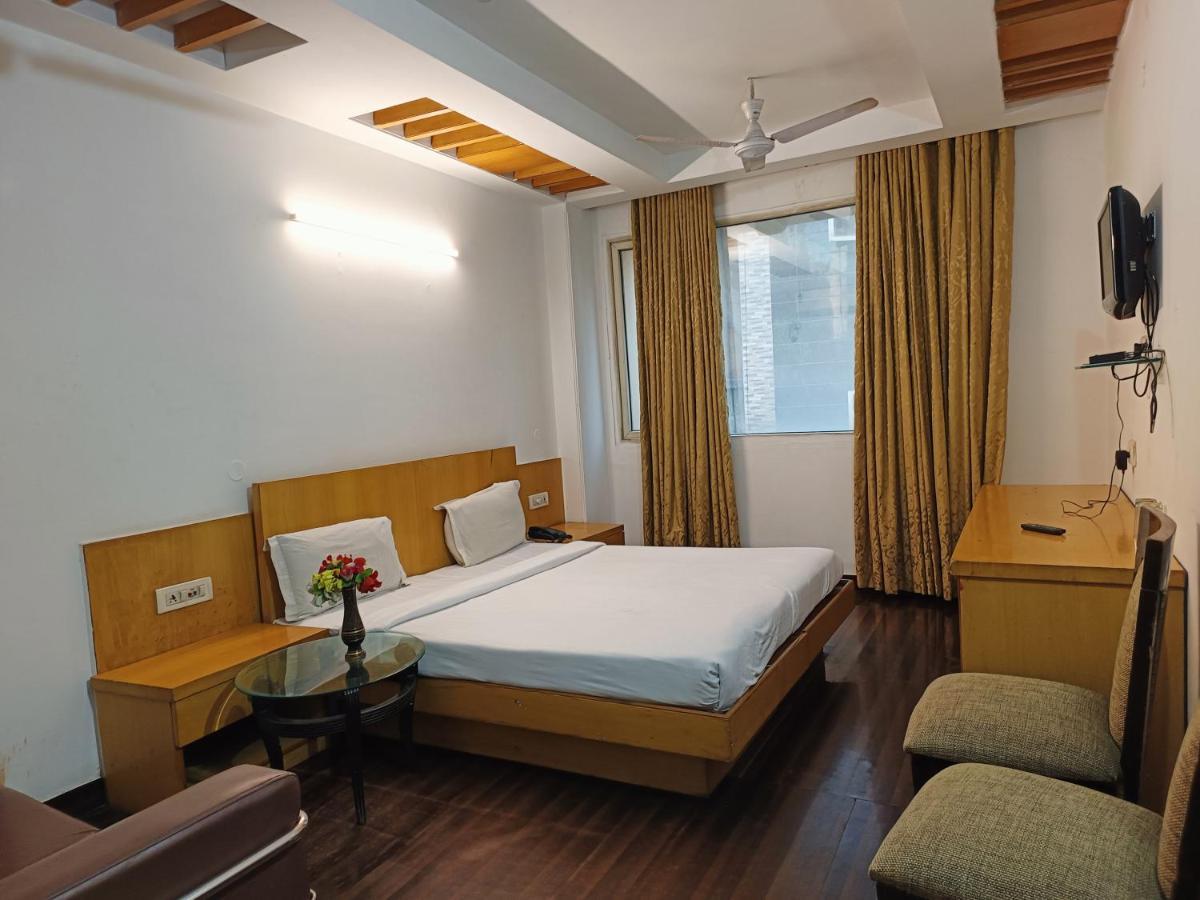 Hotel Tjs Grand Delhi  Extérieur photo