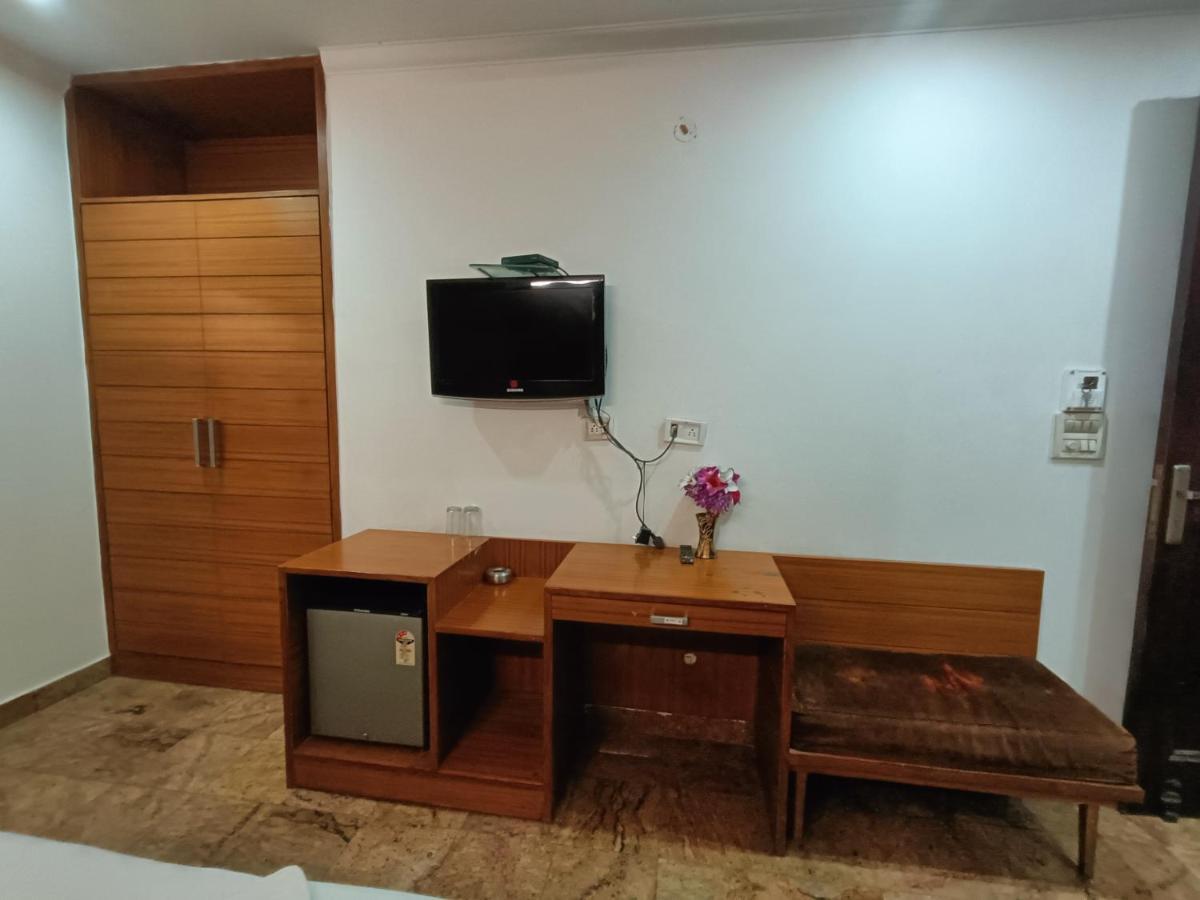 Hotel Tjs Grand Delhi  Extérieur photo