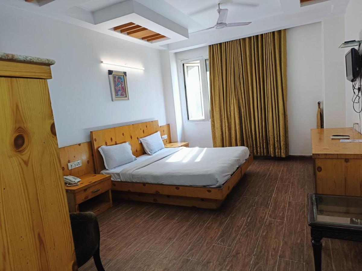 Hotel Tjs Grand Delhi  Extérieur photo