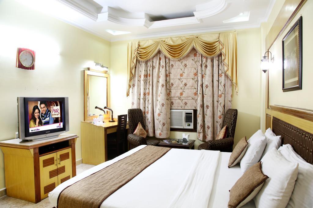 Hotel Tjs Grand Delhi  Extérieur photo