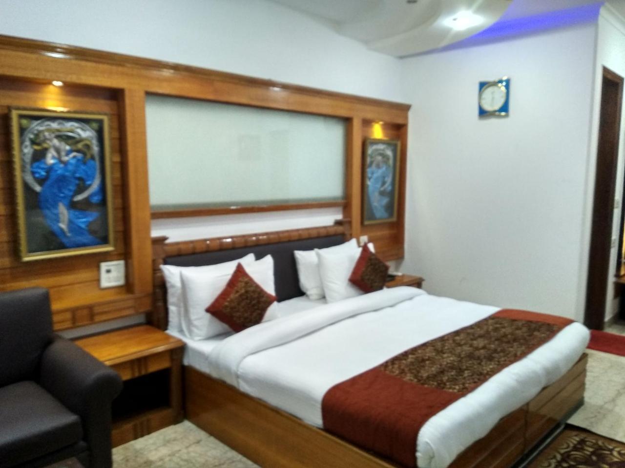 Hotel Tjs Grand Delhi  Extérieur photo