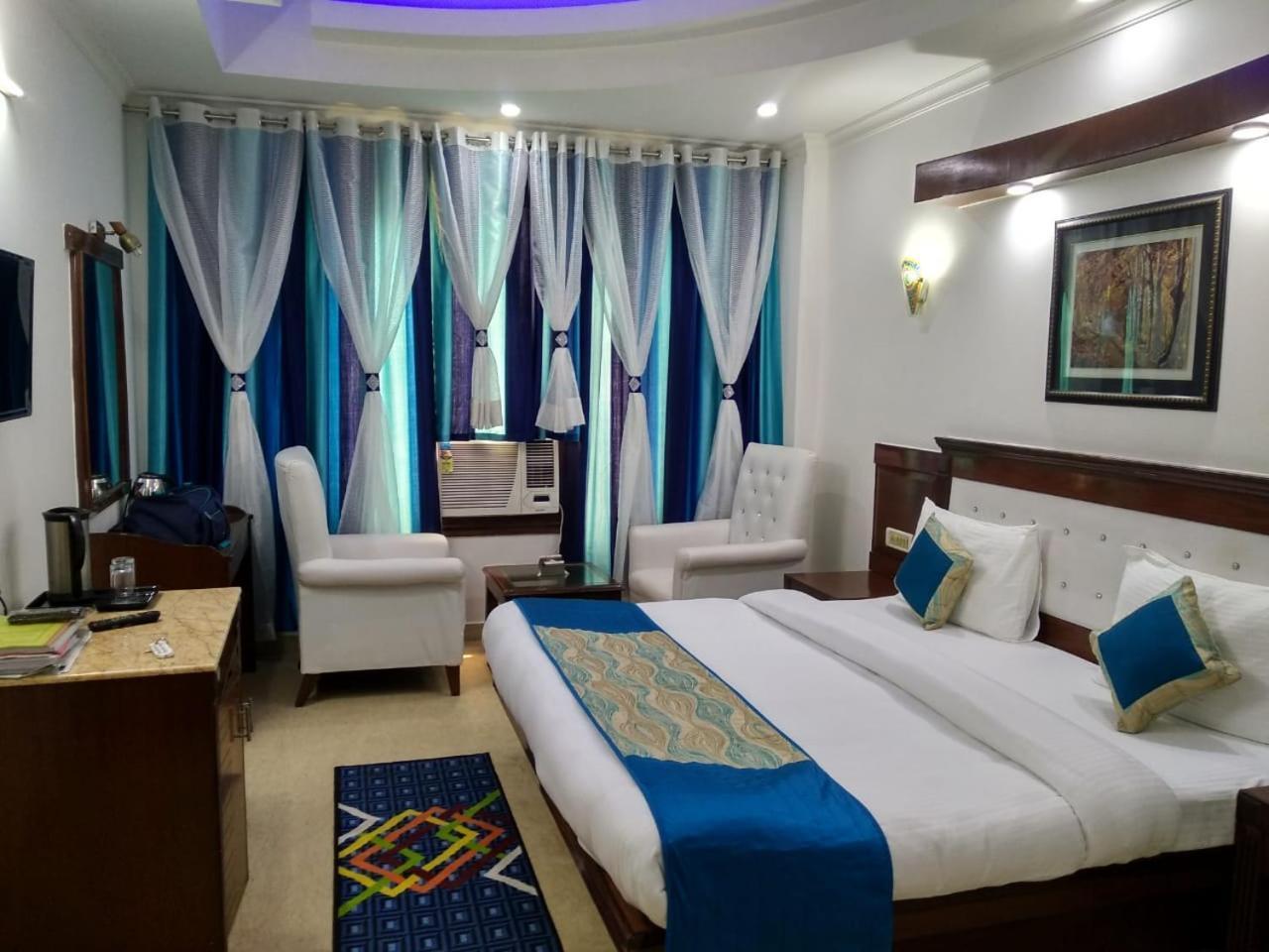 Hotel Tjs Grand Delhi  Extérieur photo