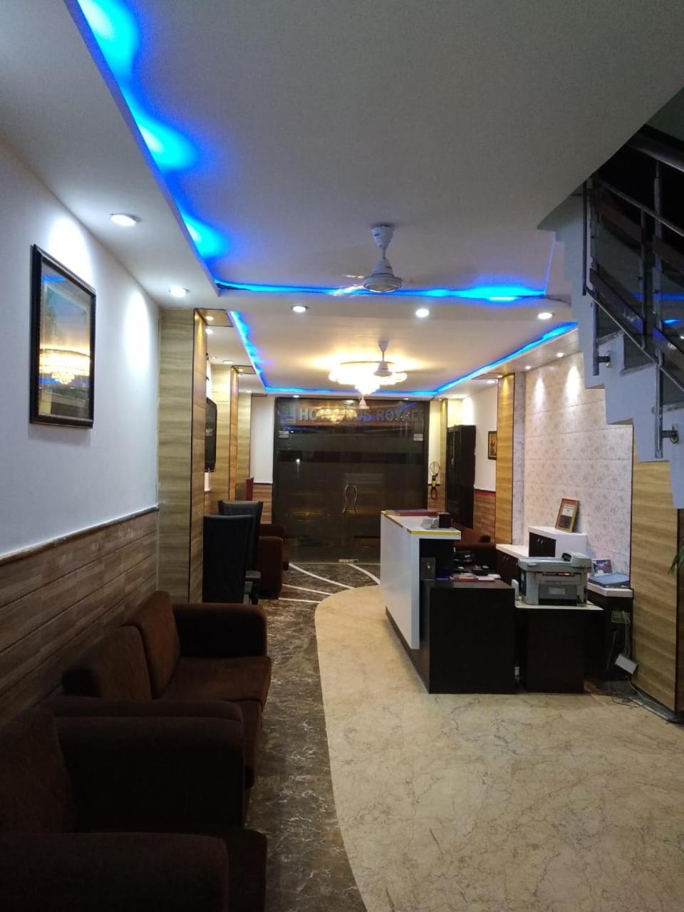 Hotel Tjs Grand Delhi  Extérieur photo