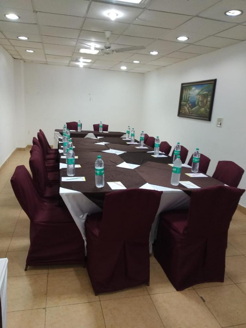 Hotel Tjs Grand Delhi  Extérieur photo