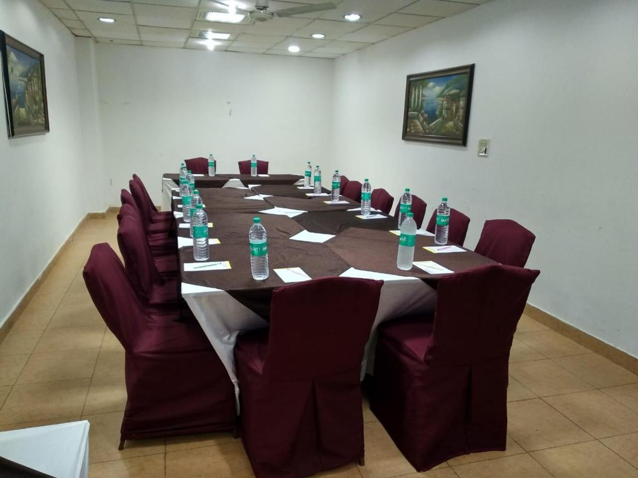 Hotel Tjs Grand Delhi  Extérieur photo