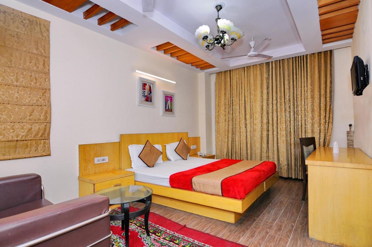 Hotel Tjs Grand Delhi  Extérieur photo